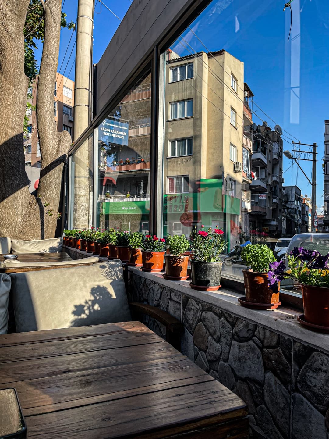 İzmir Karabağlar doğal kahvaltı tabağı mekanı — Bahçem Kafe organik Ege reçelleri ve taze kahvaltı sunumu