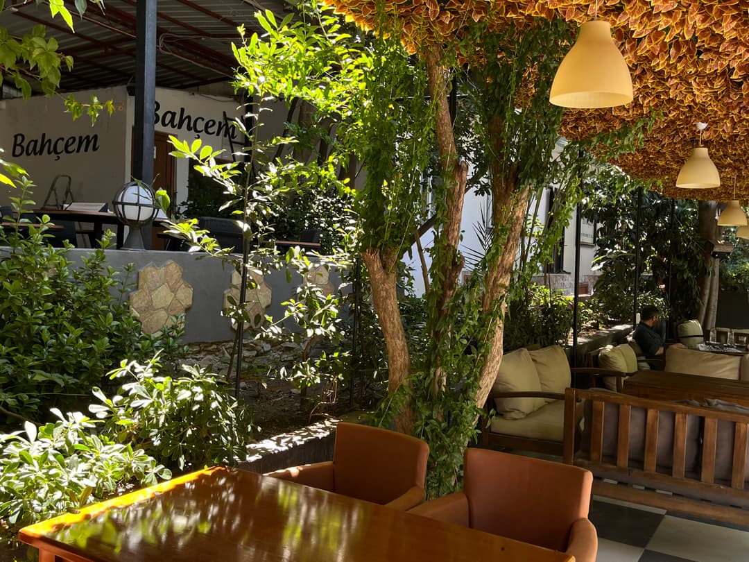 İzmir Karabağlar Bahçem Kafe - Doğal yaşam bahçesi ve aile dostu restoran konsepti