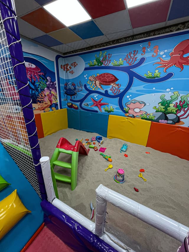 İzmir Karabağlar çocuk oyun alanlı kafe ve aile dostu doğal yaşam bahçesi kum havuzu