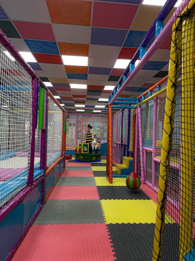 Karabağlar Bahçem Kafe child oyun alanı trambolin parkuru ve güvenli çocuk oyun alanı
