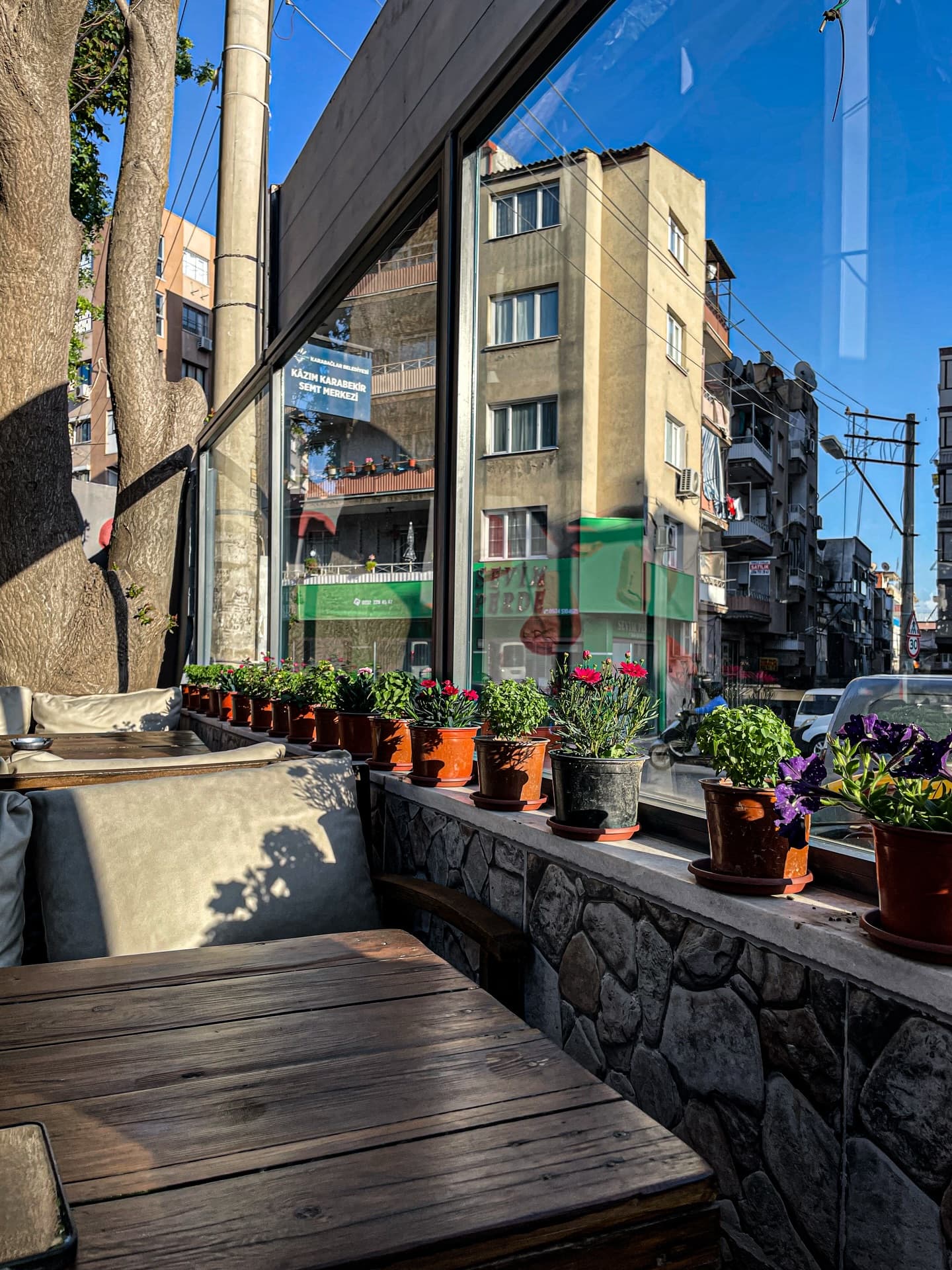Karabağlar Kafe Önerileri: Tarihi Dokuyla Modern Lezzet